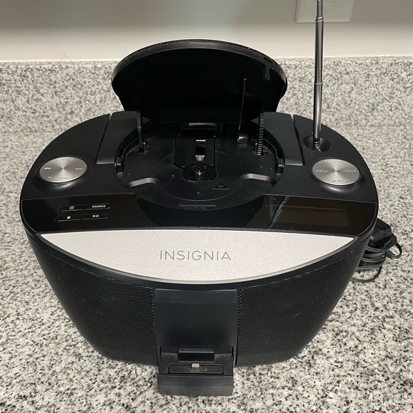 EUC “Insignia” CD BoomBox With FM Radio & Dock4 iPhone; User & Quick Setup Guide - Picture 8 of 17